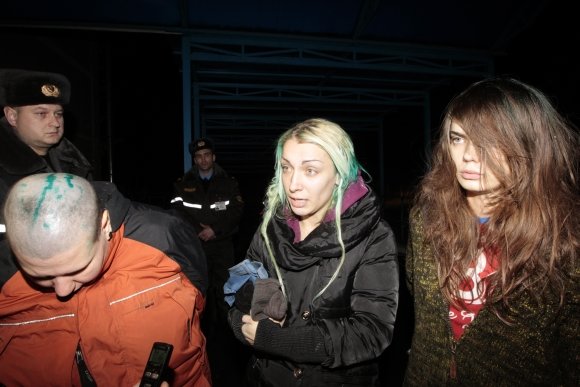„Reuters“/„Scanpix“ nuotr./„Femen“ aktyvistės Aleksandra Nemčinova (iš kairės), Ina Ševčenko ir Oksana Šačko patyrė Baltarusijos pareigūnų smurtą.
