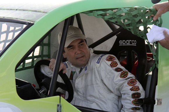 AP/„Scanpix“ nuotr./Gurbanguly Berdymuchamedovas sėdi automobilyje „Volkicar“ po pergalingų lenktynių.