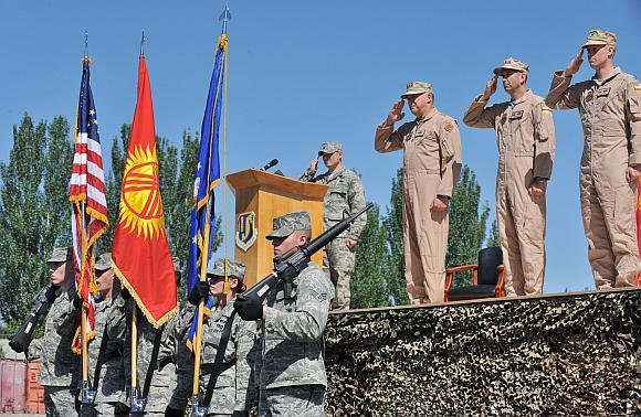 AFP/„Scanpix“ nuotr./Amerikiečiai Manaso bazėje Kirgizijoje