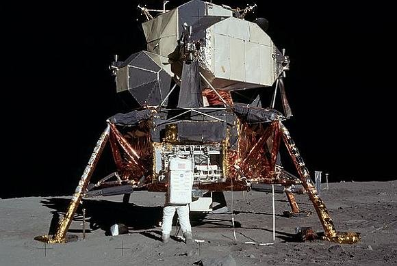 wikimedia org. nuotr./Buzzas Aldrinas iš Mėnulio modulio „Eagle“ išpakuoja instrumentus.