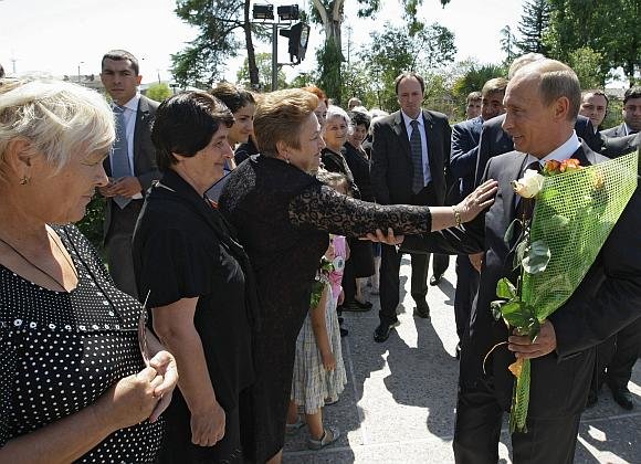 „Scanpix“ nuotr./Suchumyje Vladimiras Putinas pabendravo su vietiniais gyventojais