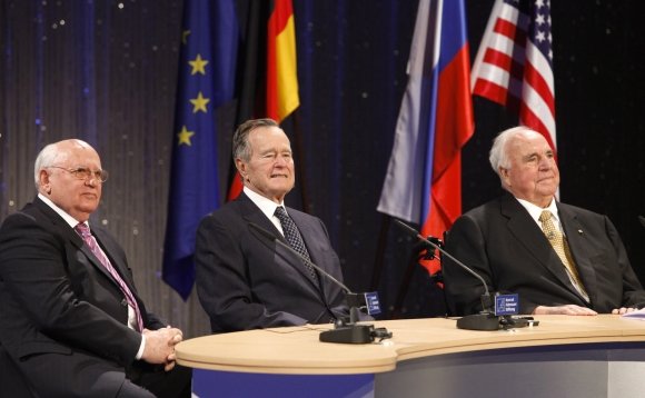 „Reuters“/„Scanpix“ nuotr./Berlyne susitiko (iš kairės) Michailas Gorbačiovas, George'as H.Bushas ir Helmutas Kohlis