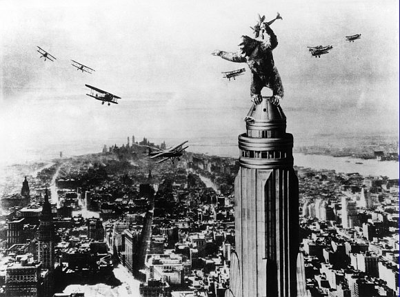„Scanpix“ nuotr./Kadras iš 1933 metų filmo. King Kongas ant „Empire State Building“ dangoraižio.