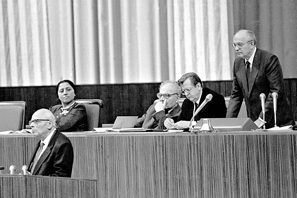 „Scanpix“ nuotr./Sovietų Sąjungos komunistų partijos generalinis sekretorius Michailas Gorbačiovas (dešinėje, stovi) mėgina nutraukti Andrejaus Sacharovo (kairėje, tribūnoje) kalbą per pirmąjį liaudies deputatų suvažiavimą.