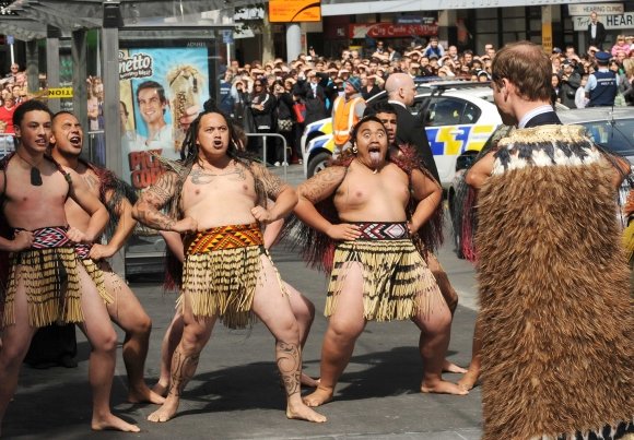 „Scanpix“ nuotr./Maoriai princą Williamą pasveikino tradiciškai.