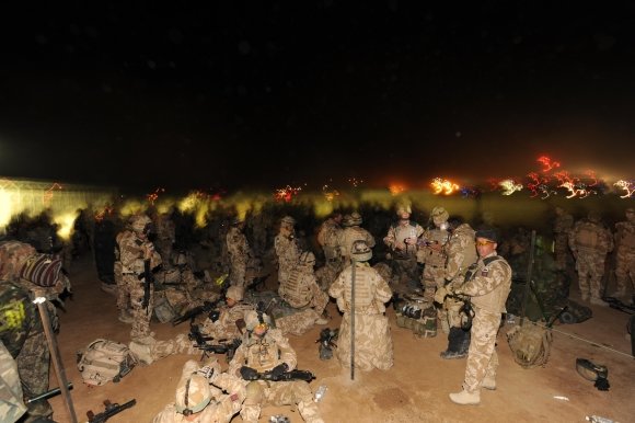 „Reuters“/„Scanpix“ nuotr./Britų kariai rengiasi puolimui.