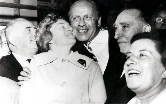 „Scanpix“ nuotr./Oskaras Schindleris (centre) su savo išgelbėtais žydais (1962 m.)