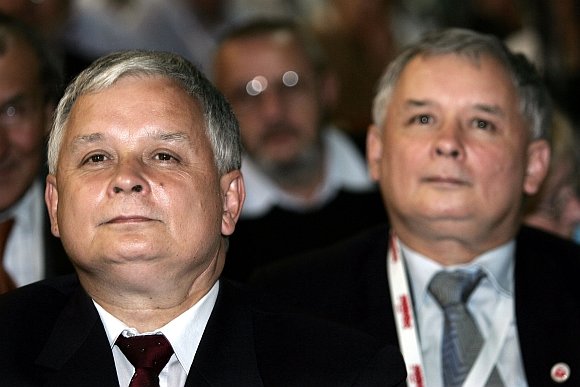 „Reuters“/„Scanpix“ nuotr./Lechas (kairėje) ir Jaroslawas Kaczynskiai
