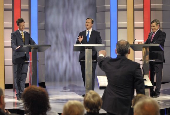 „Reuters“/„Scanpix“ nuotr./Nickas Cleggas, Davidas Cameronas ir Gordonas Brownas televizijos debatų laidoje