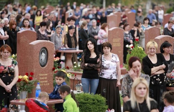 „Reuters“/„Scanpix“ nuotr./Beslano aukų artimieji iki šiol jaučia netekties skausmą.