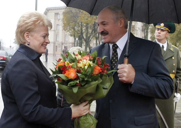 „Reuters“/„Scanpix“ nuotr./Dalia Grybauskaitė ir Aleksandras Lukašenka Minske