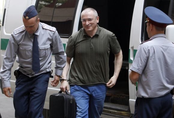 „Reuters“/„Scanpix“ nuotr./Michailas Chodorkovskis vedamas į teismą.