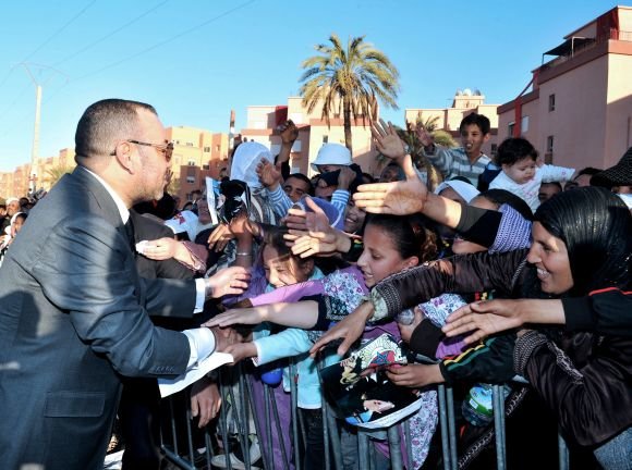 AFP/„Scanpix“ nuotr./Maroko karalius Mohammedas VI susitinka su žmonėmis.