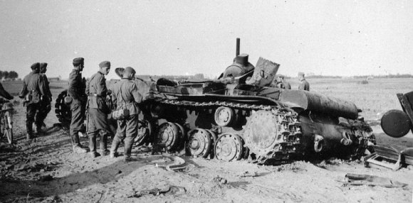 RaBoe/Wikipedia nuotr./Vokiečių kariai prie sunaikinto sovietų tanko (1941 m. vasara)