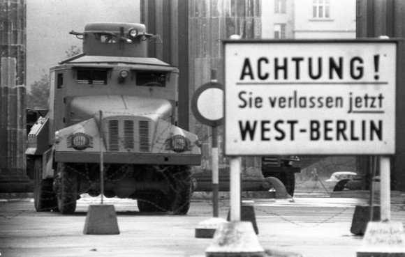 Vokietijos Bundesarchyvo/Wikimedia.org nuotr./Rytų ir Vakarų Berlyno siena (1961 m.)