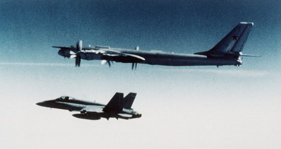 Wikimedia.org nuotr./NATO pajėgų naikintuvo F-18 lydimas Rusijos strateginis bombonešis Tu-95MS