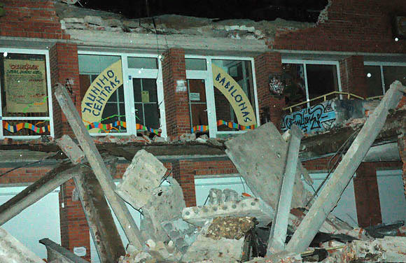 Taip atrodė sugriuvusi Šeškinės prekybos komplekso dalis 2009 m. kovą