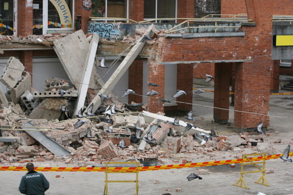 Sugriuvusi Šeškinės prekybos centro dalis