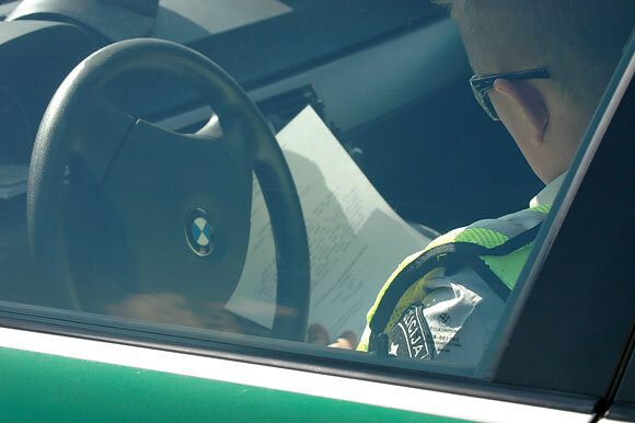Andriaus Vaitkevičiaus / 15min nuotr./Policininkas rašo protokolą