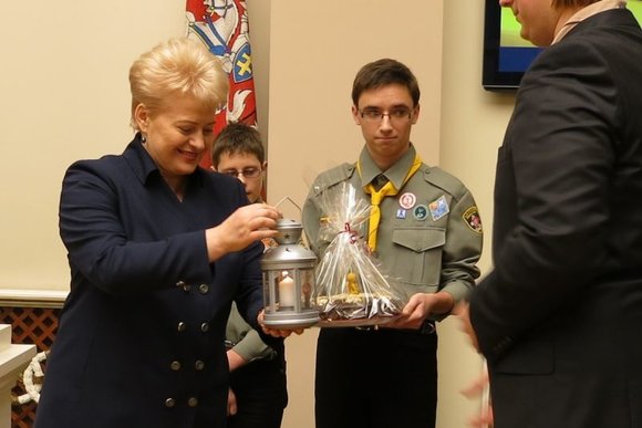 Prezidentės spaudos tarnybos nuotr./Dalia Grybauskaitė priėmė Betliejaus taikos ugnį 2011 m.