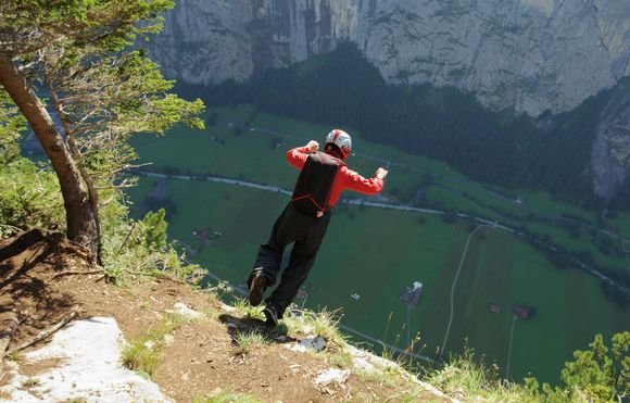 „Reuters“/„Scanpix“ nuotr./Adrenalino mėgėjai nuo uolų šoka žemyn tam, kad galėtų skrieti virš nuostabaus grožio Lauterbrunnen slėnio (Šveicarija). 