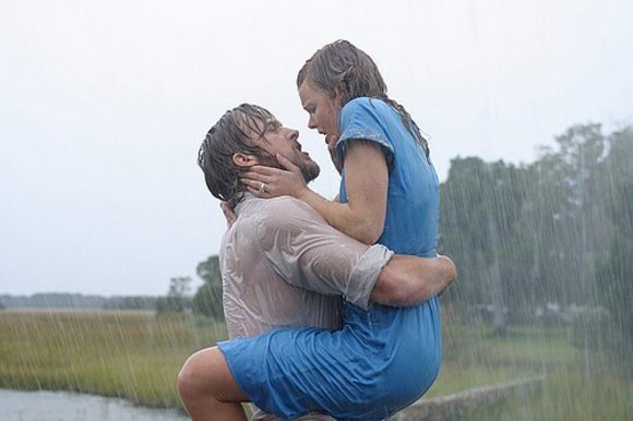 Kadras iš filmo/Filmo „Užrašų knygelė“ herojų bučinys pliaupiant lietui ir išliejus vienas kitam visas išsiskyrimo nuoskaudas – neabejotinai viena gražiausių kada nors sukurtų meilės scenų.