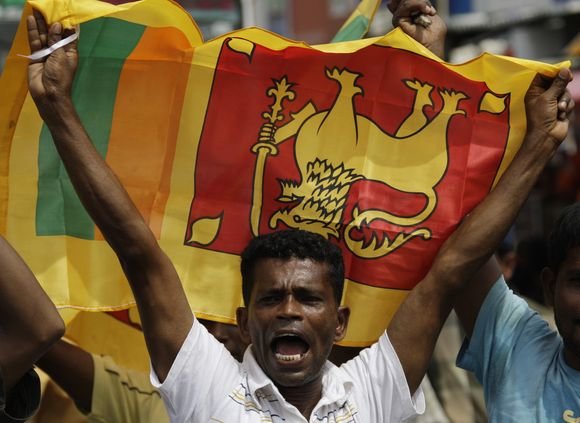 „Reuters“/„Scanpix“ nuotr./Šri Lanka švenčia pergalę prieš tamilų „tigrus“.