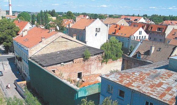 LŽ nuotr./1995 m. sudegęs „Baltijos“ kino teatras darko Klaipėdos senamiestį.