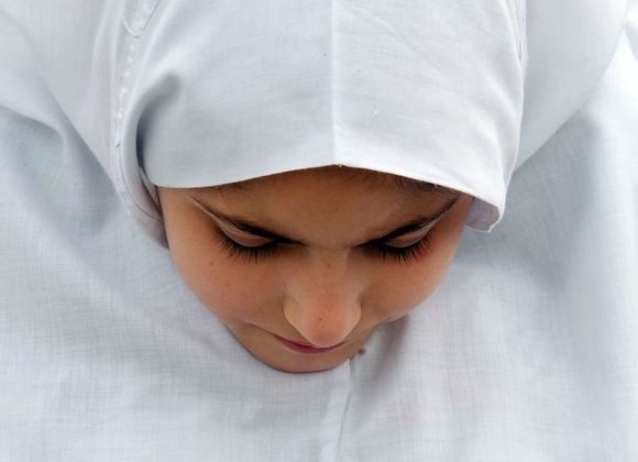 AFP/„Scanpix“ nuotr./Dvylikametės mergaitės kovoja už teisę išsiskirti.