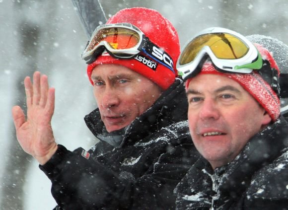 AFP/„Scanpix“ nuotr./Rusijos prezidentas D.Medvedevas (dešinėje) ir premjeras V.Putinas leido laiką Krasnaja Polianos kurorte netoli Sočio, kuriame vyks 2014 metų žiemos olimpiada.