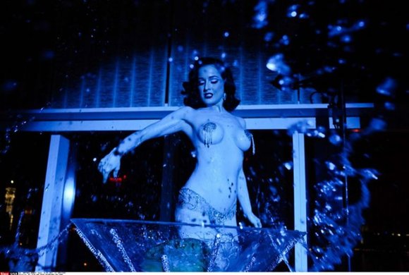 „Scanpix“ nuotr./Burleskos karalienės Ditos von Teese pasirodymas viename Niujorko viešbučių
