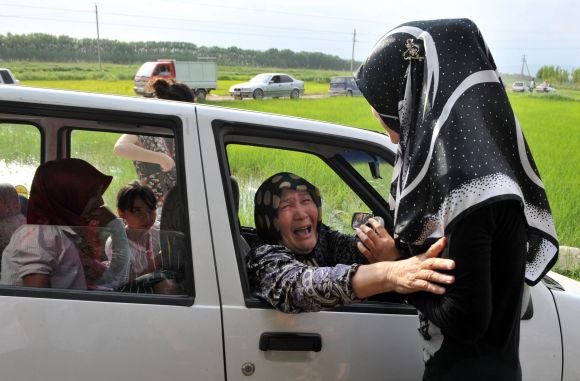 „Scanpix“ nuotr./Uzbekai bėga iš Kirgizijos 2010 metais