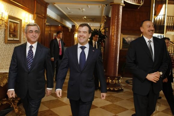 „Scanpix“ nuotr./Rusijos, Armėnijos ir Azerbaidžano prezidentai Sočyje