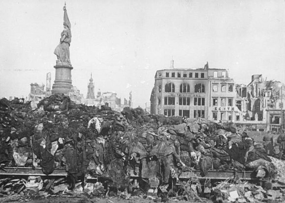 Vokietijos valstybės archyvo/wikimedia.org nuotr./Žuvusių miesto gyventojų kūnai prieš kremavimą