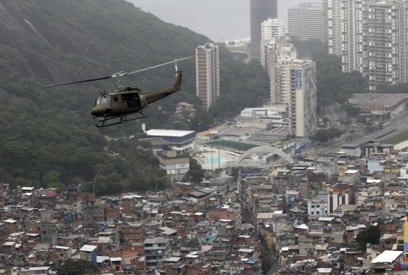 „Reuters“/„Scanpix“ nuotr./Operacija „Taikos šokas“ Rio de Žaneiro Rocinjos faveloje