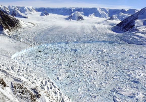 „Reuters“/„Scanpix“ nuotr./Nuotraukoje matyti ledynų erozija