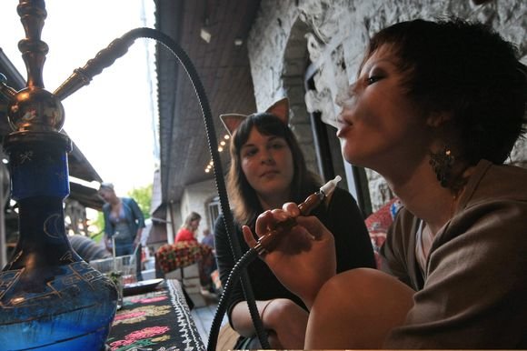 „Scanpix“ nuotr./Lietuvoje rūkyti atvirose viešose vietose leidžiama. 