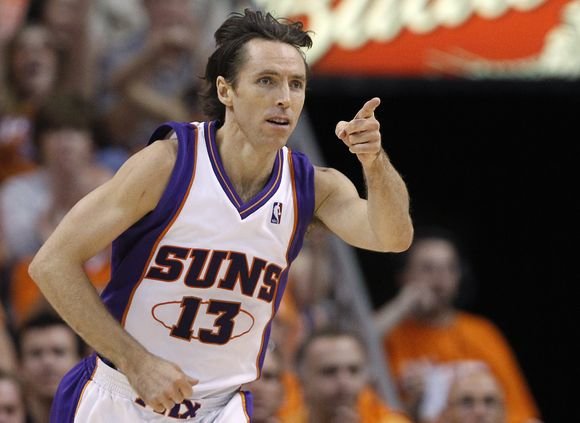 „Reuters“/„Scanpix“ nuotr./NBA klubo „Phoenix Suns“ lyderis S.Nashas – didelis futbolo gerbėjas