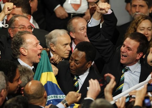 AFP/„Scanpix“ nuotr./Rio de Žaneiro prezidentas ir futbolininkas Pele džiaugiasi.