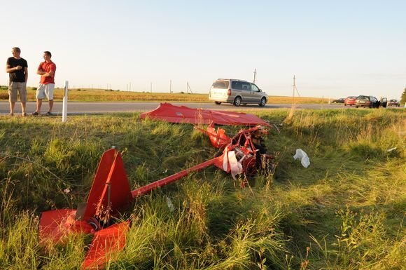 Ričardo Anusausko nuotr./Lėktuvas sudužo prie pat kelio.