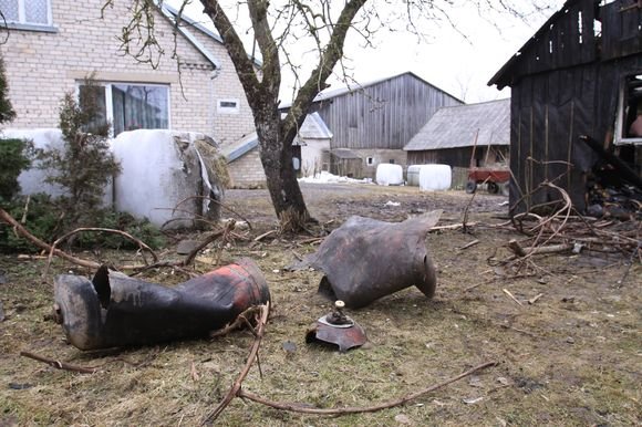 Rolando Žalgevičiaus nuotr./Vyriškį sužalojo sprogusių dujų balionų nuolaužos.