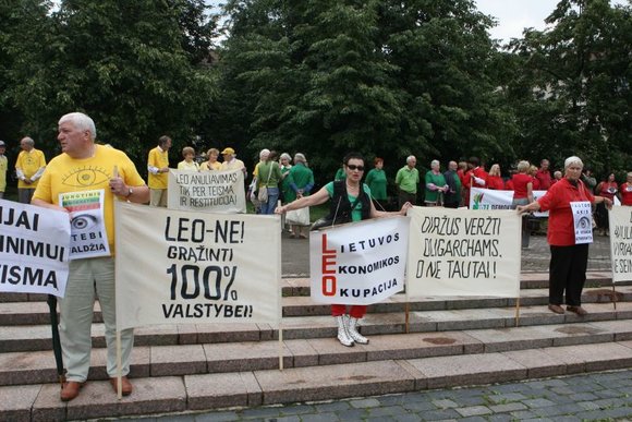 Irmanto Gelūno / 15min nuotr./Prie Seimo rinkosi protestuotojai, pasisakantys už tai, kad būtų nutraukta LEO LT veikla (2009 m.)