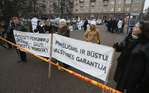 Irmanto Gelūno / 15min nuotr./Gruodžio 10 d. prie Vilniaus Sporto rūmų įvyko protesto mitingas. Mitingą organizavo Lietuvos pagyvenusių žmonių asociacija, prie jo prisidėjo ir Pensininkų partija.