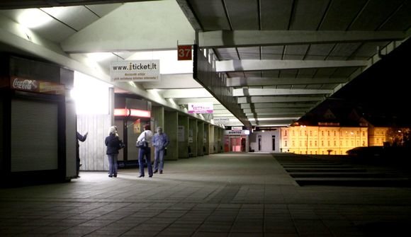Irmanto Gelūno / 15min nuotr./Vilniaus stotis naktį prisipildžiusi laukimo – kas laukia rytinio autobuso, kas traukinio, kas ryto.