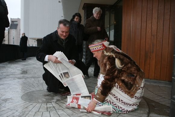 Irmanto Gelūno / 15min nuotr./SEB banko prezidento patarėjas G.Nausėda padėjo surinkti ant žemės pabirusią agitacinę medžiagą.