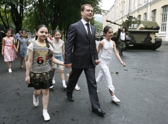 „Reuters“/„Scanpix“ nuotr./D.Medvedevas atvykęs į Pietų Osetiją 