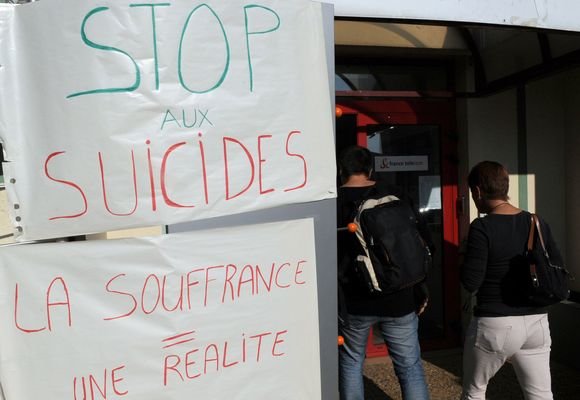 AFP/„Scanpix“ nuotr./Bendrovės darbuotojai išreiškią protestą dėl įmonės veiklos, kuri priveda prie savižudybių (2009 m.)