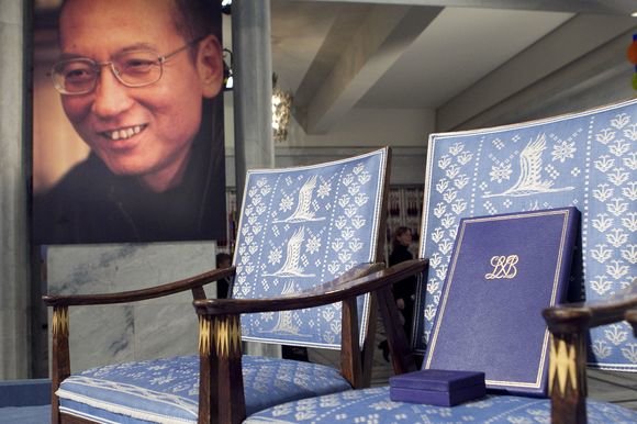 AFP/„Scanpix“ nuotr./Tuščia kėdė, skirta Liu Xiaobo, per Nobelio apdovanojimus