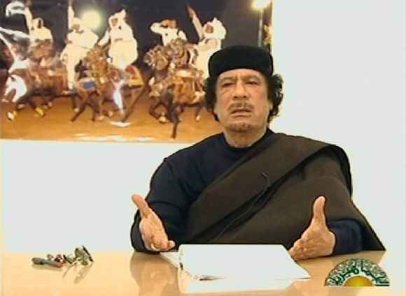 AFP/„Scanpix“ nuotr./Muamaras Kadhafi kalba per televiziją