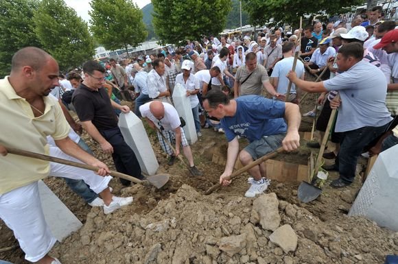 AFP/„Scanpix“ nuotr./Bosnijos musulmonai pirmadienį susirinko į šimtų neseniai identifikuotų Srebrenicos žudynių aukų laidotuves